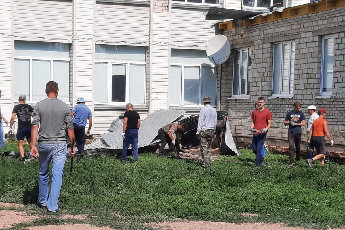 Казаки Новоорского СКО устранили последствия урагана
