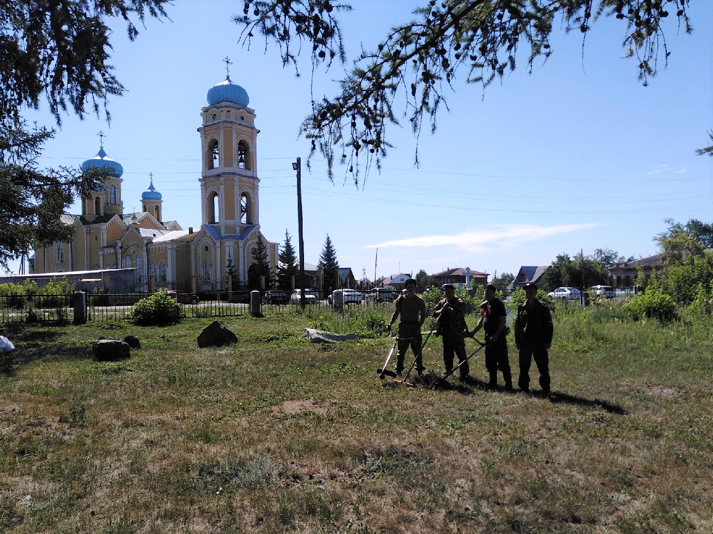 Верхнеуральские казаки провели субботник в казачьем парке и на кладбище