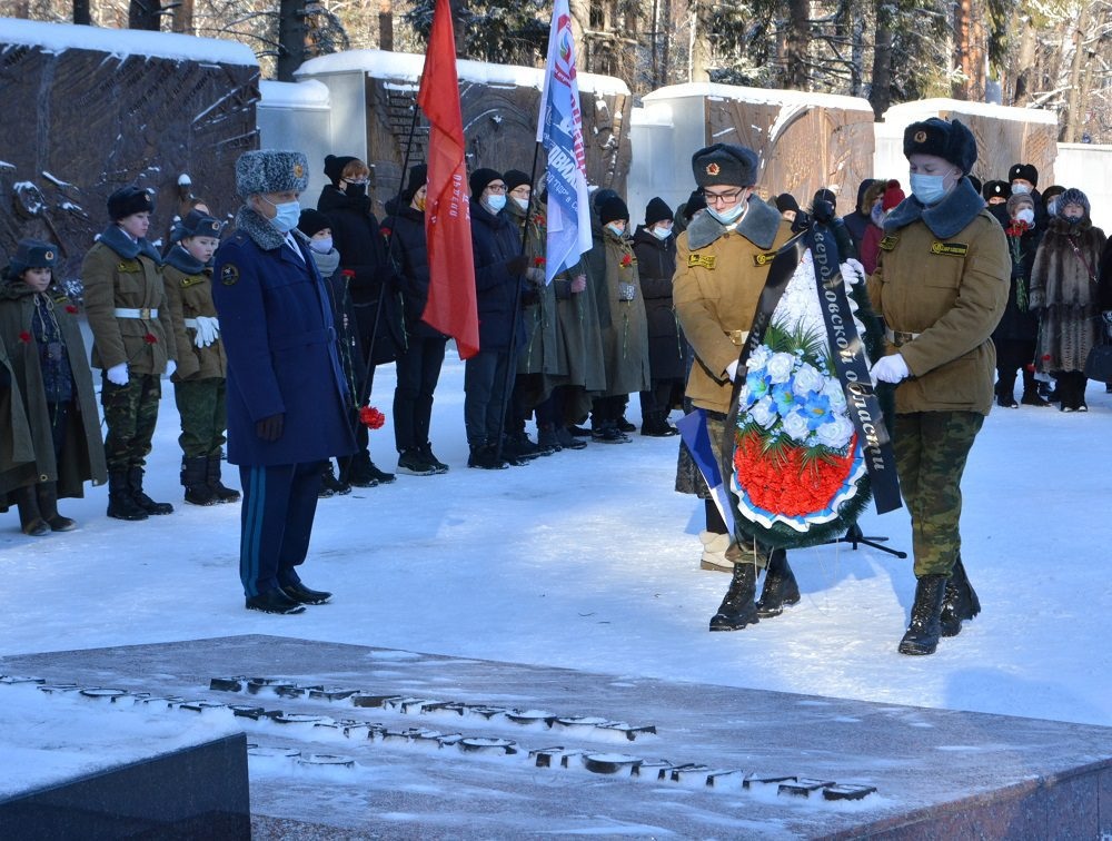 Оренбургские казаки возложили цветы к мемориалу на Широкореченском кладбище