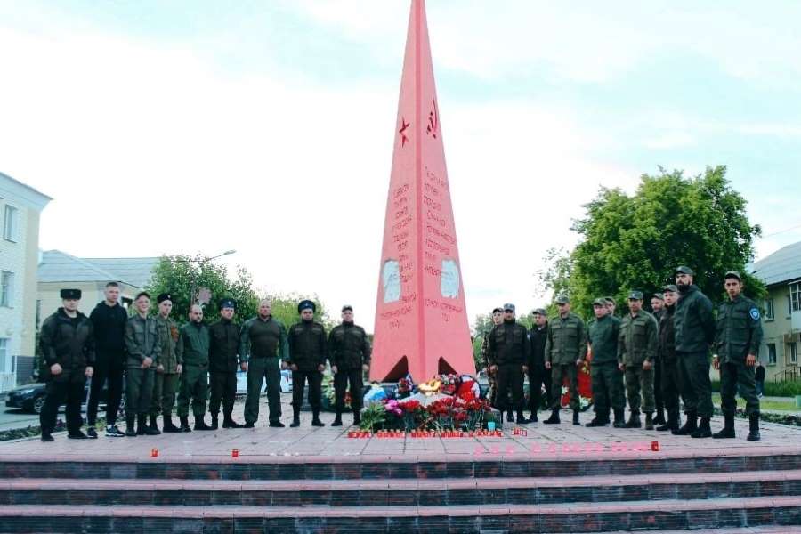 В День памяти и скорби казаки и кадеты возложили цветы к памятникам и зажгли свечи