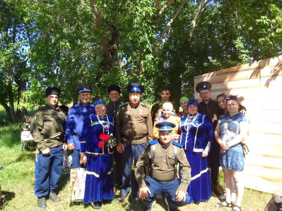 Казаки участвуют в Дне села 