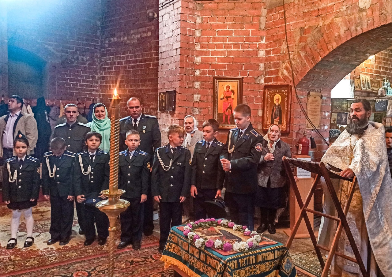В поселке Малышева казаки и казачата помолились о начале учебного года