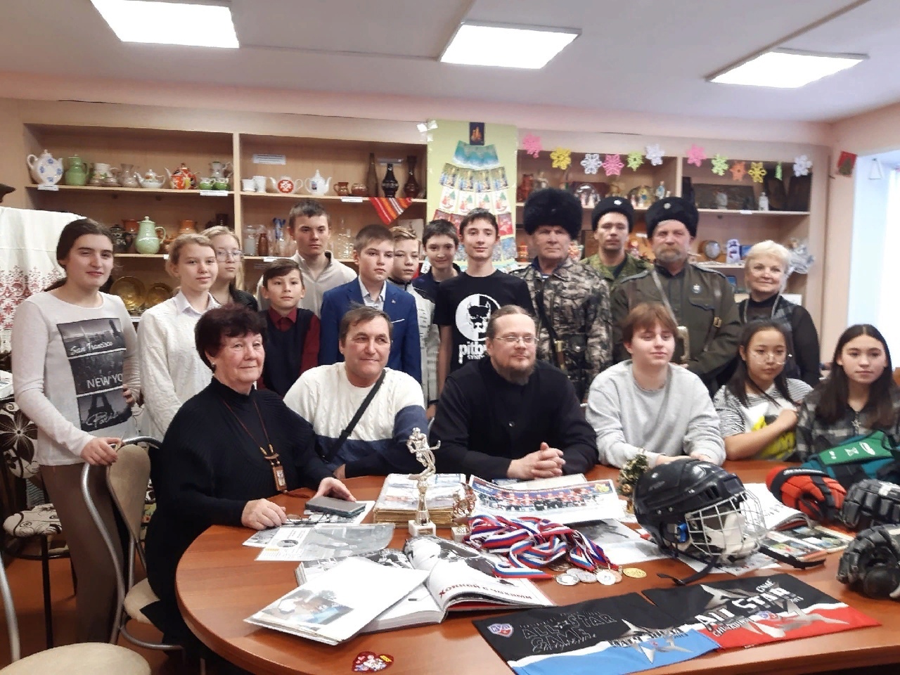 Казаки станицы «Березинская и Тарутинская» познакомились с историей районного хоккея
