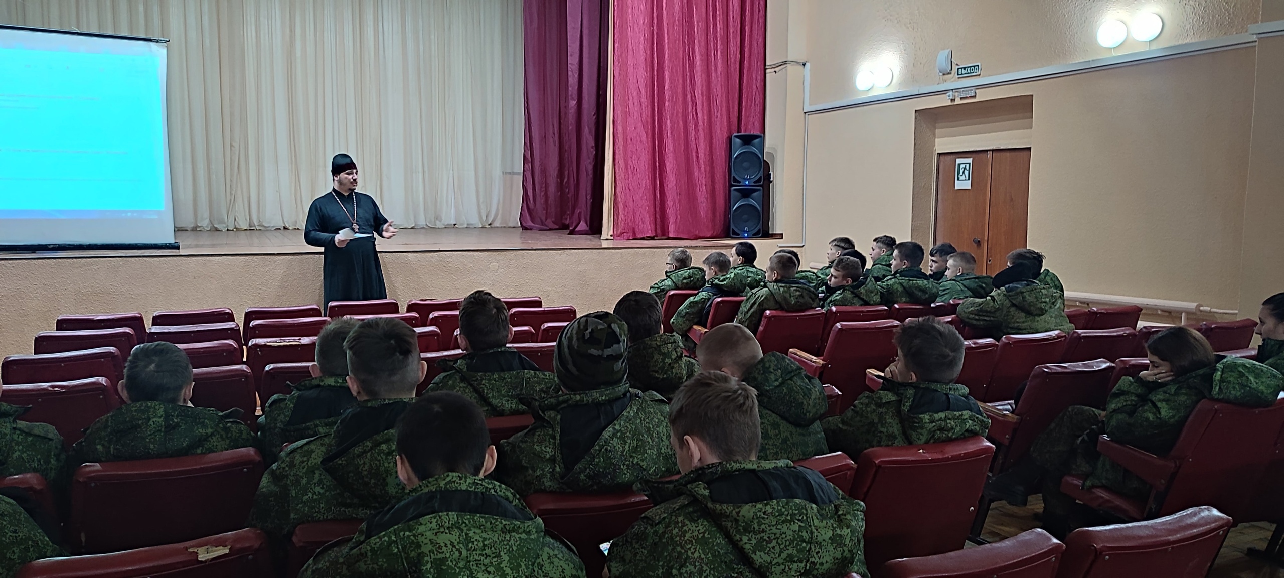 Златоустовские кадеты встретились с настоятелем Михаило-Архангельского храма