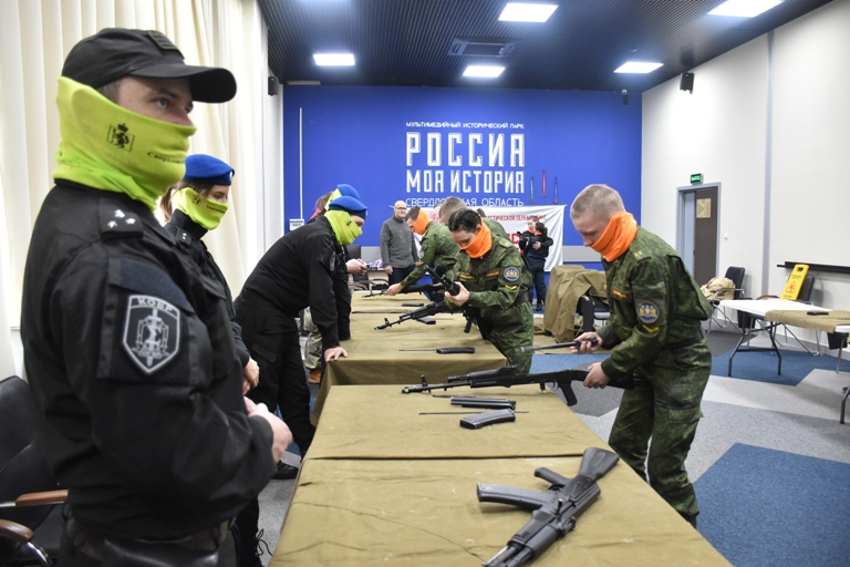 В Екатеринбурге казаки Оренбургского казачьего войска провели этапы квеста «Вехи истории»
