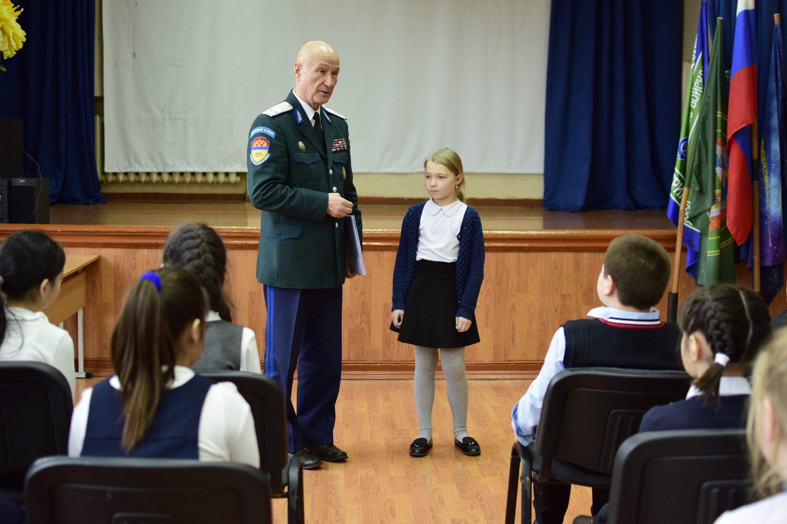 Накануне Дня защитника Отечества войсковой атаман ОКВ встретился со школьниками Екатеринбурга