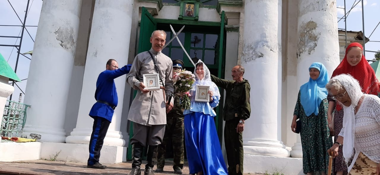 В поселке Быньги состоялось венчание по казачьим традициям