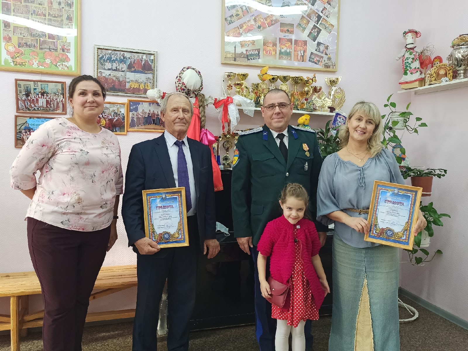 Казаки Исетской линии поздравили педагогов с профессиональным праздником 