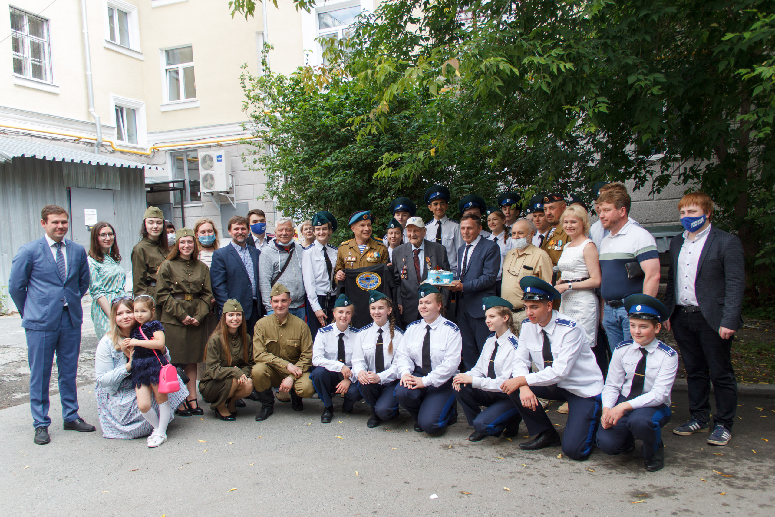 Екатеринбургские кадеты поздравили ветерана Великой Отечественной войны со 105-летием