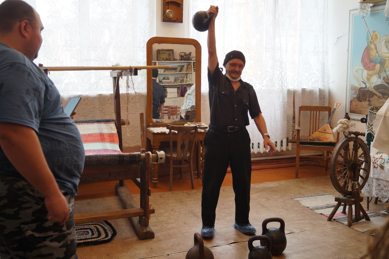 В поселке Коркино Оренбургские казаки провели соревнования по гиревому рывку
