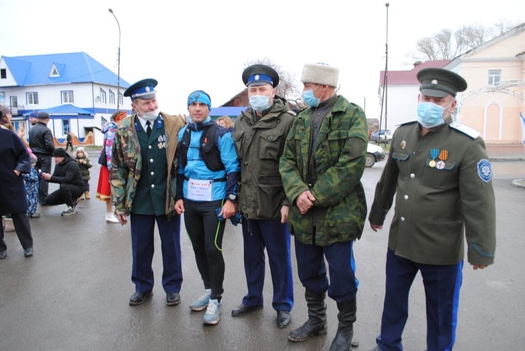 Тугулымские казаки организовали торжественный финиш марафона в поддержку врачей
