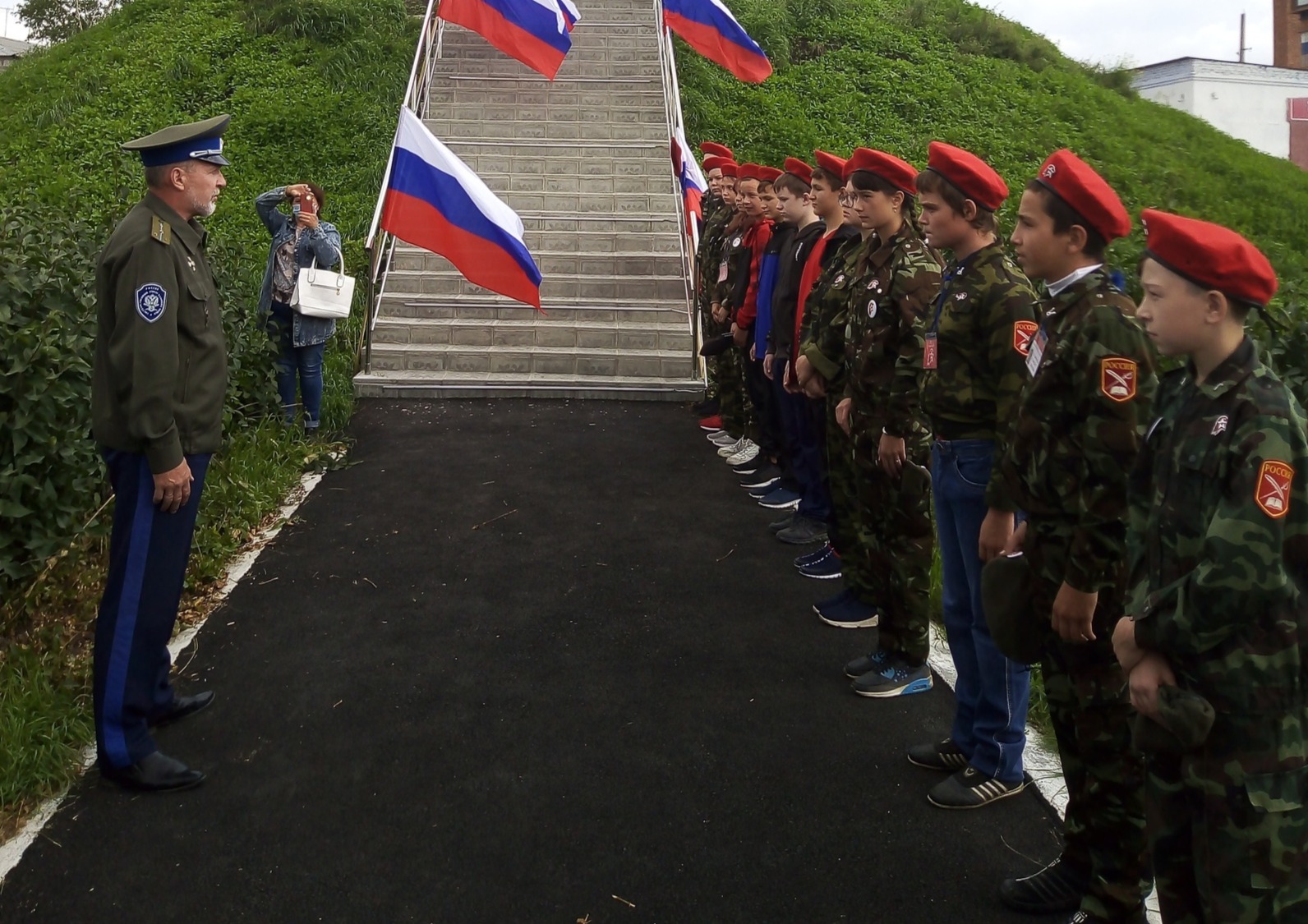 Казаки Второго отдела ОКВ организовали торжественное построение в честь Дня государственного флага Российской Федерации