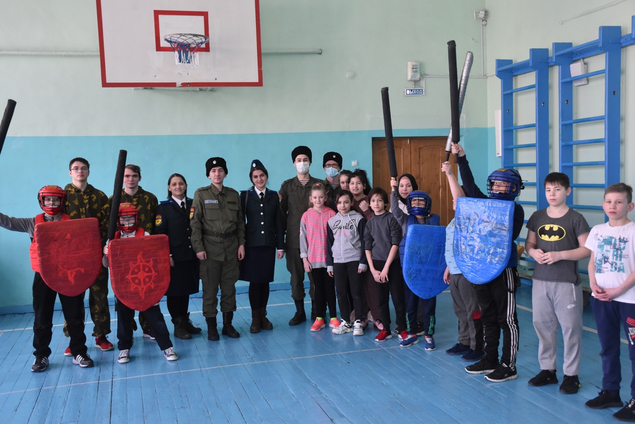 В Екатеринбургской школе № 112 казаки провели мероприятие, посвященное Дню защитника Отечества