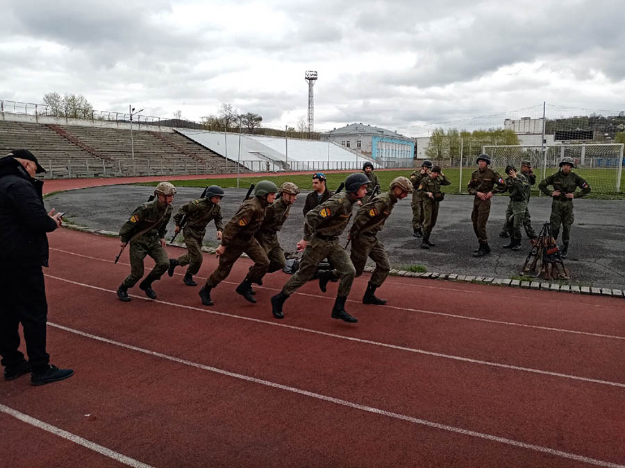В Златоусте кадеты Казачьего кадетского корпуса приняли участие в эстафете в честь Дня Победы