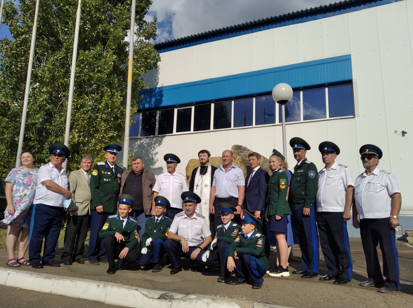 В поселке Пригородном открылся памятный знак казакам
