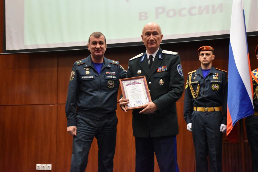 Служба МЧС наградила Оренбургское казачье войско 