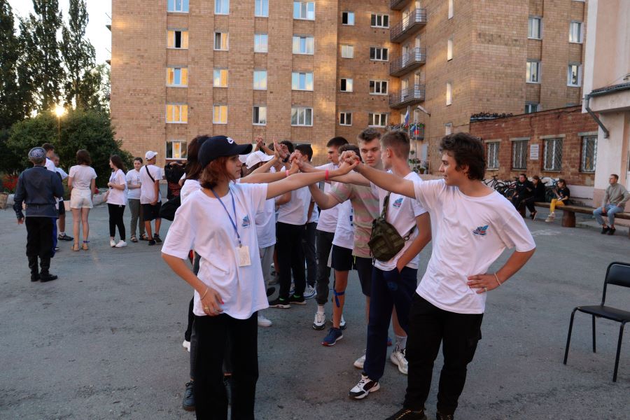 «Как это круто, я не хочу отсюда уезжать»: для школьников ЛНР и ДНР в летнем лагере Екатеринбурга состоялась казачья программа