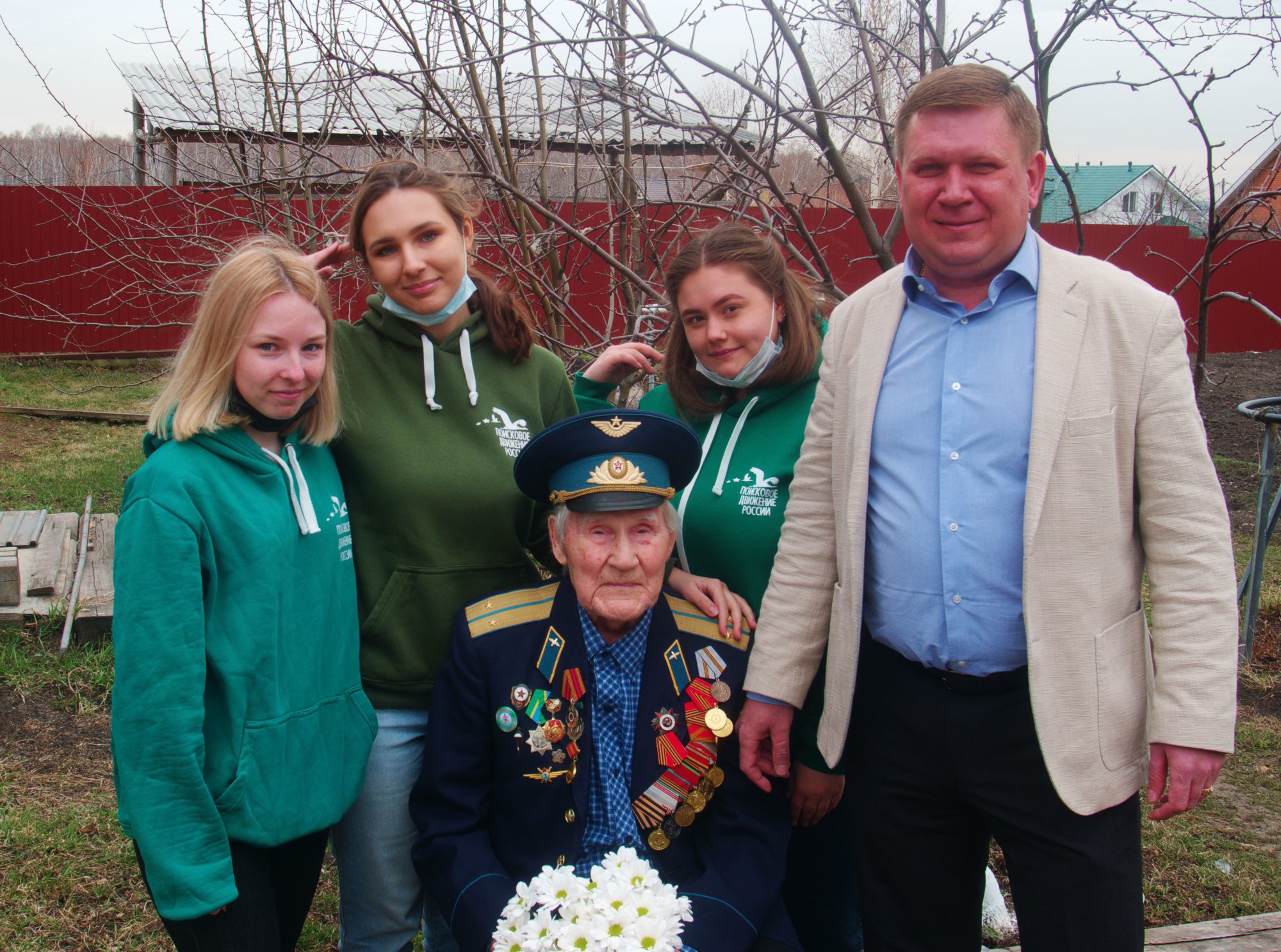 Казаки хутора «Южный» поздравили ветерана с наступающим Днем Победы