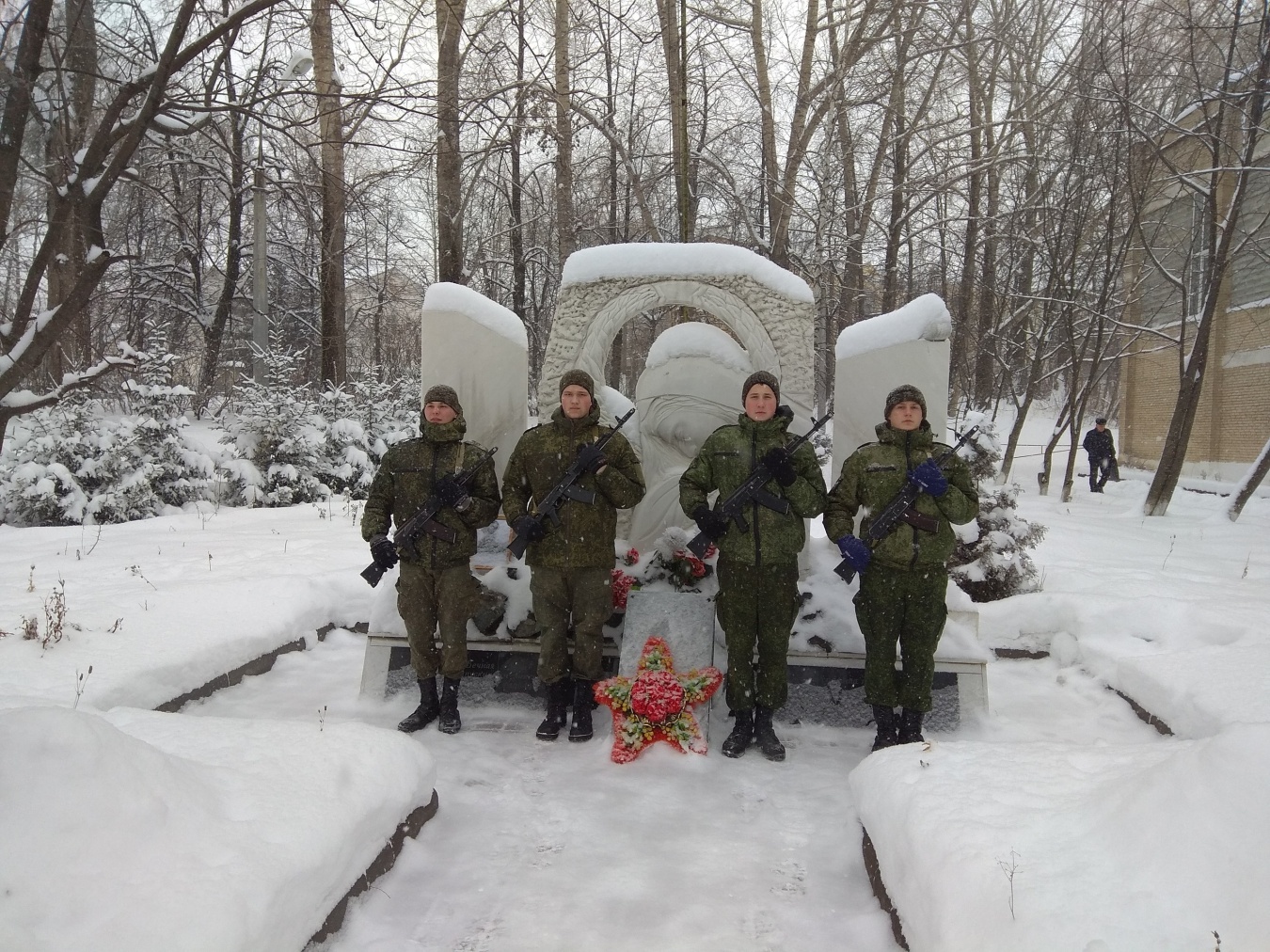 Никто не забыт, ничто не забыто: златоустовские кадеты провели «Вахту памяти»