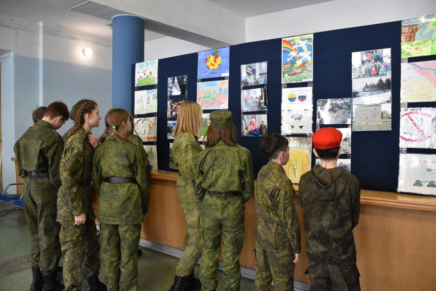 Дети Донбасса не хотят войны: Казаки показали рисунки детей, привезенные из ЛНР и ДНР