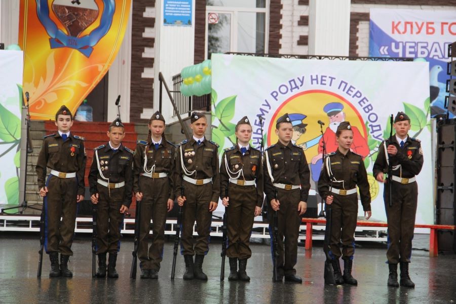На фестивале детских и молодежных казачьих коллективов в селе Травники собралось около 1500 участников