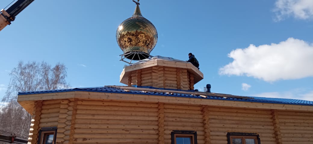 На строящийся казачий храм в Челябинске подняли купол и крест