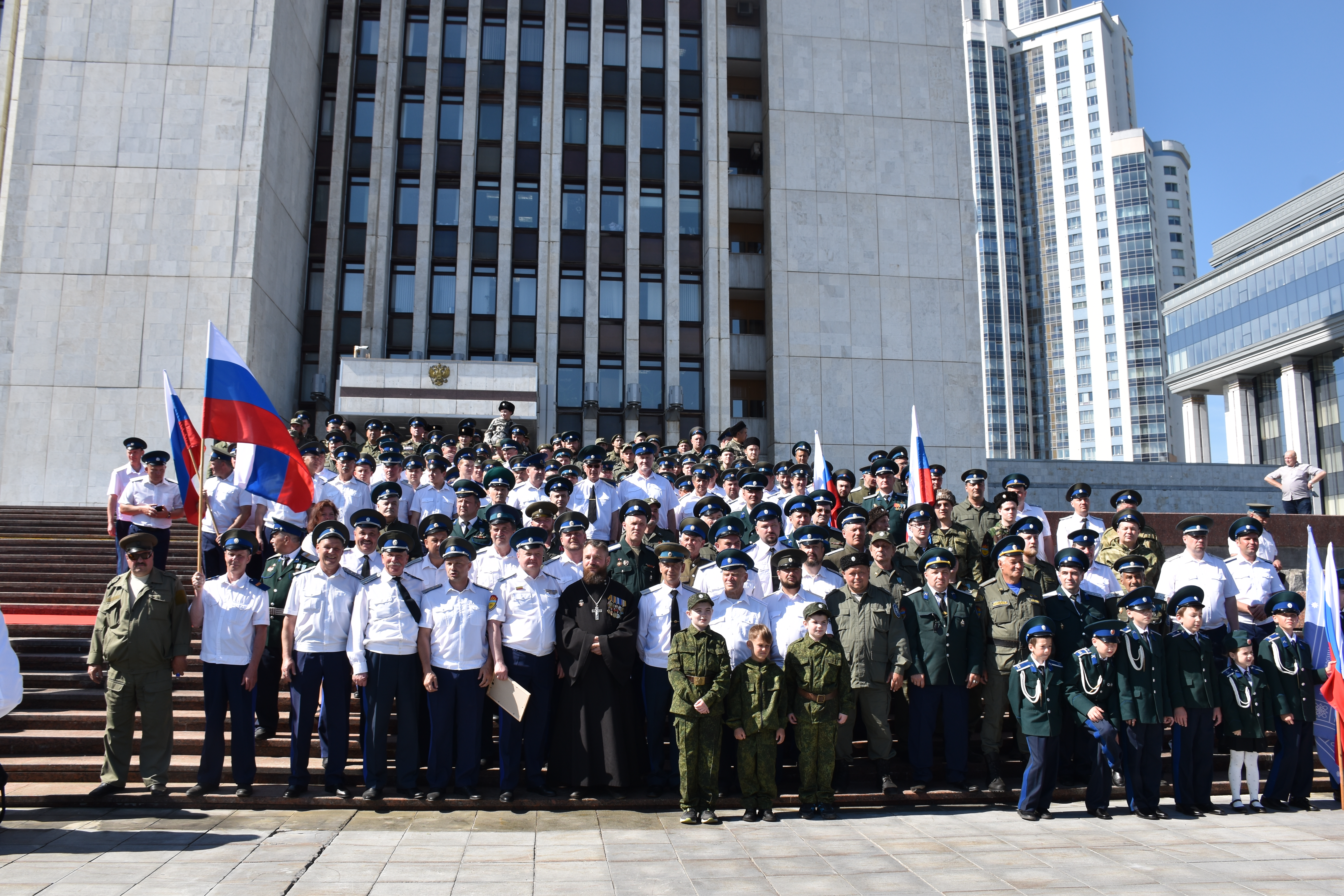 В День России членам казачьих обществ Екатеринбурга вручили российские флаги