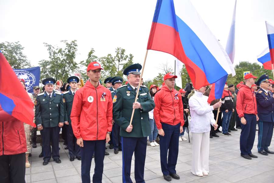 В Екатеринбурге службу казаков отметили вручением государственного флага и благодарственным письмом