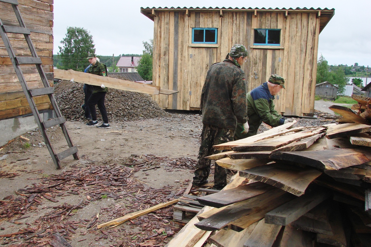 Казаки Представительства ОКВ в Карелии помогают строить воскресную школу на территории храма