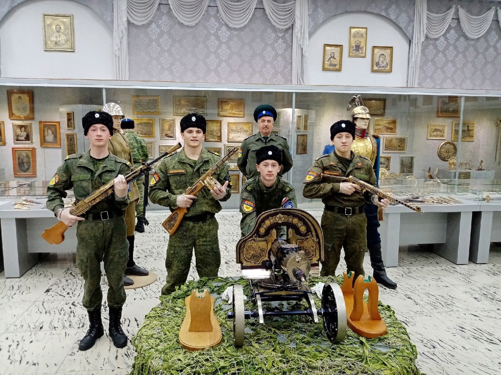 Златоустовские кадеты посетили оружейную фабрику