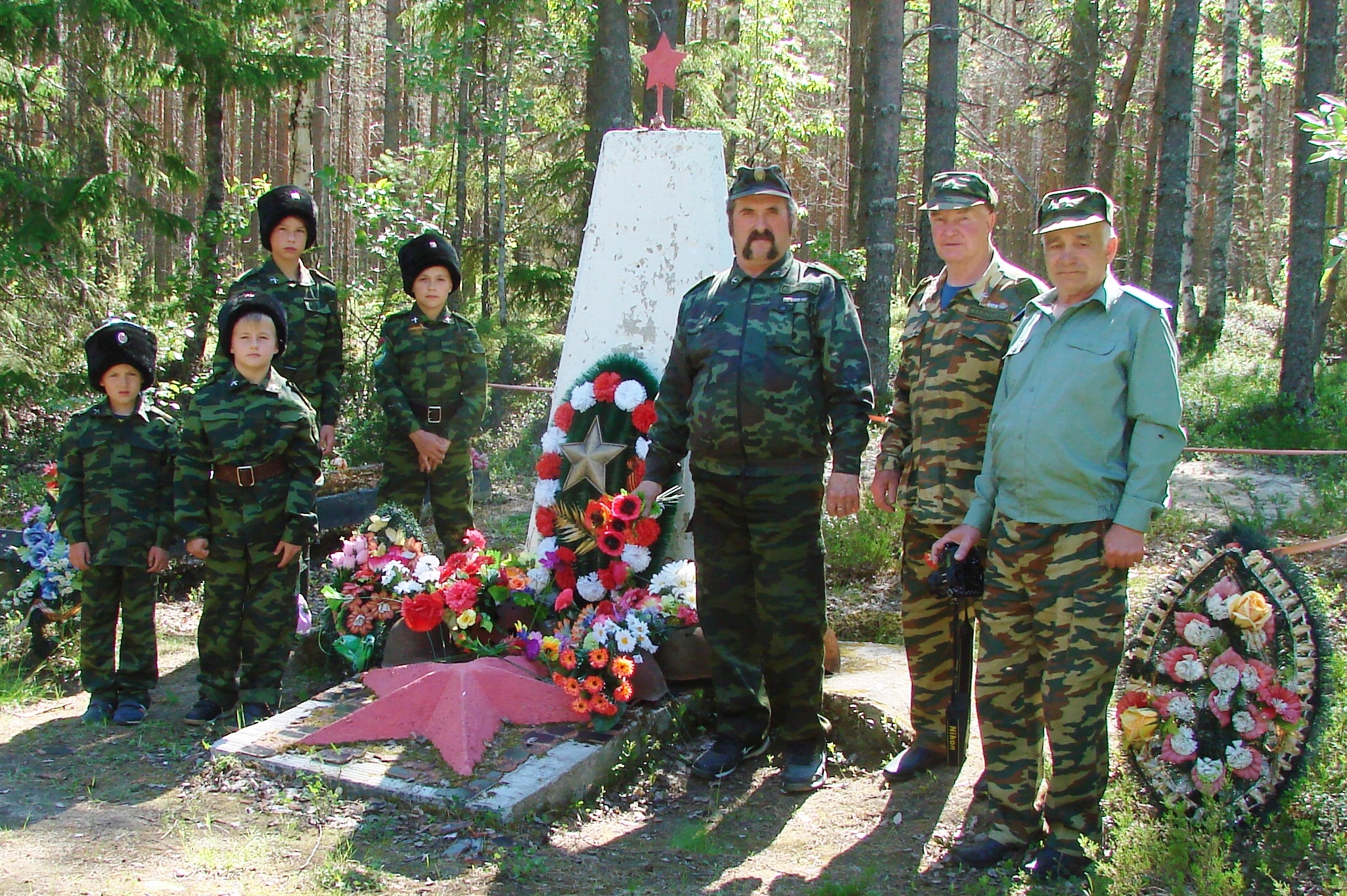 Казаки Карелии посетили захоронения солдат в День памяти и скорби