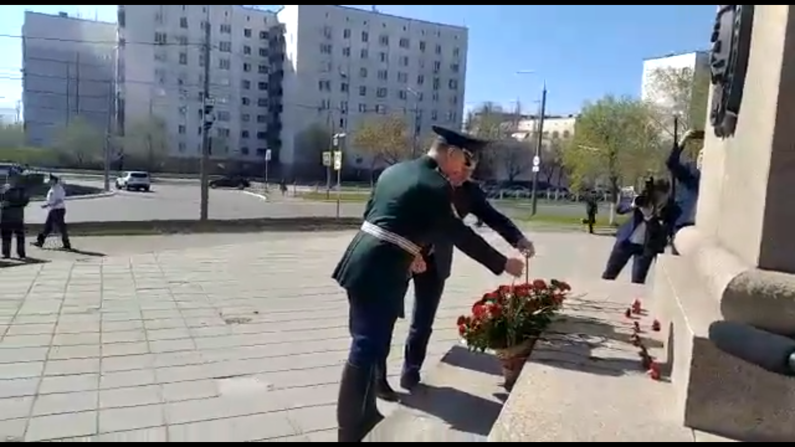 Видео: возложение цветов к памятнику Оренбургскому казачеству