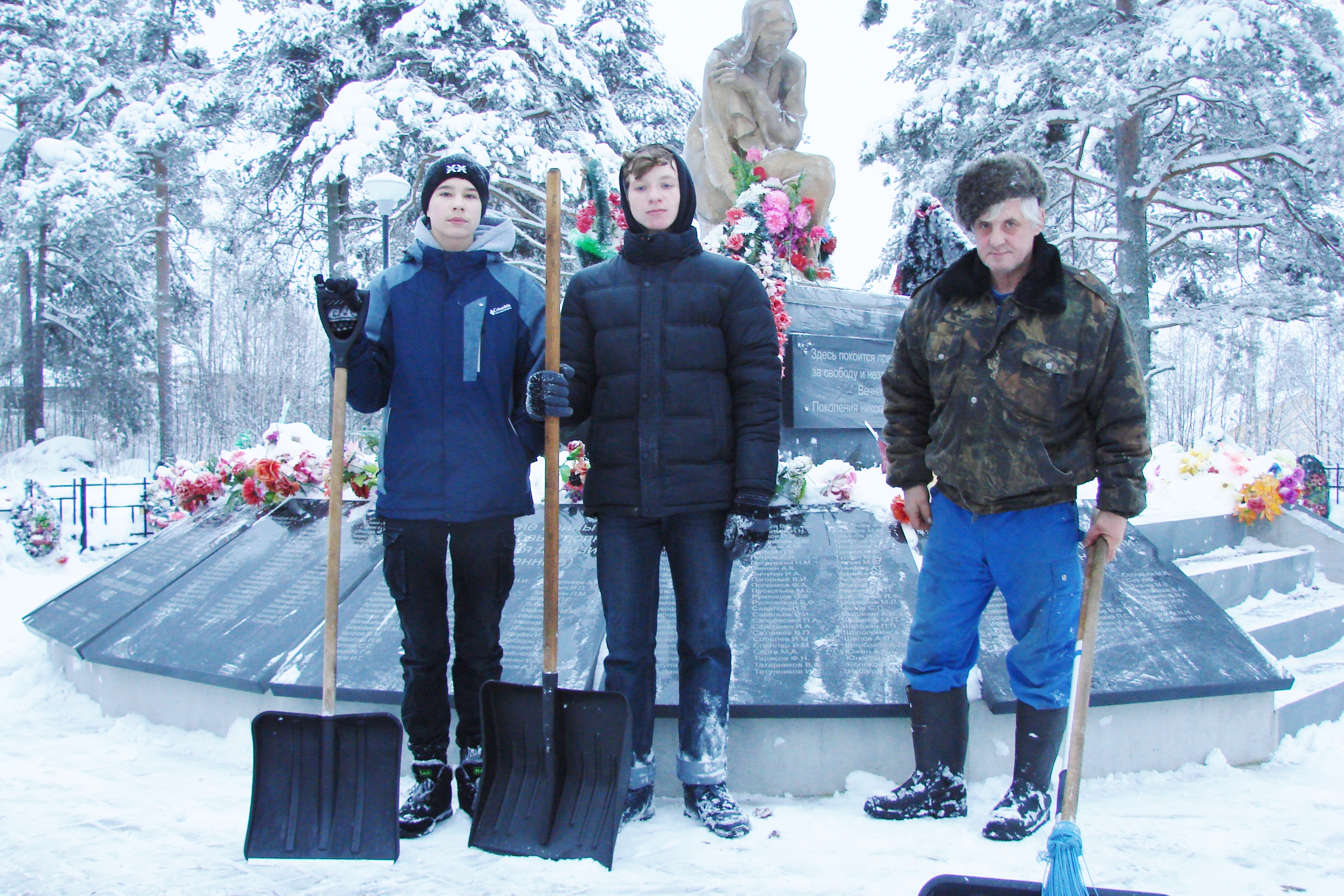 Представители Оренбургского казачьего войска провели уборку на воинском захоронении в Карелии
