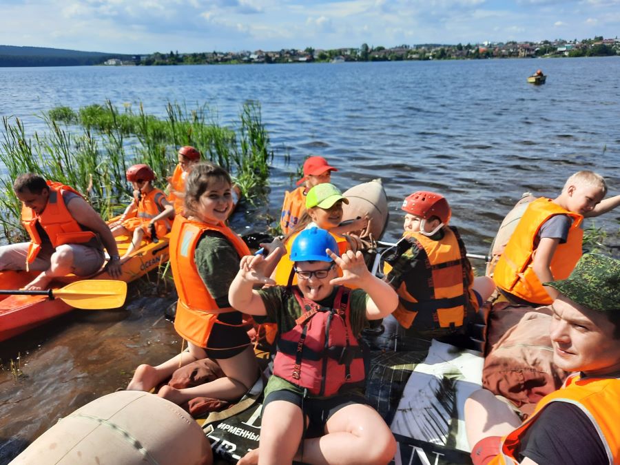 Семейный казачий клуб из Екатеринбурга учил молодежь спасению на водах