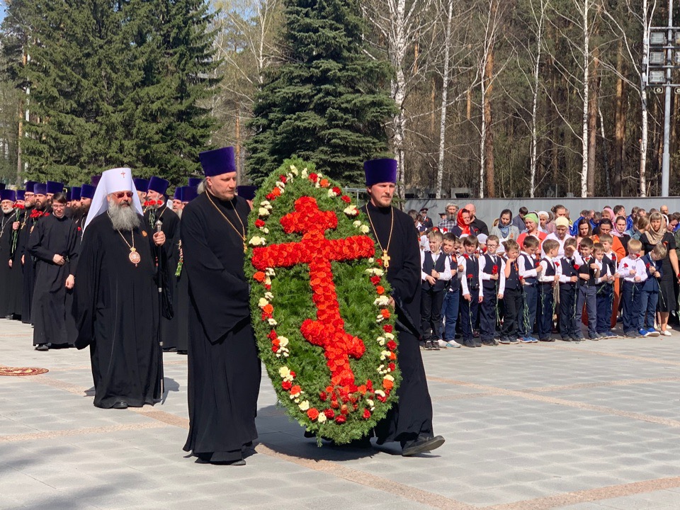 Широкореченский мемориал екатеринбург. Широкореченский мемориальный комплекс Екатеринбург. Поминовение воинов 9 мая. Широкореченский мемориал Екатеринбург фото. Возложение венка Победы Широкореченский мемориал Екатеринбург 2022.