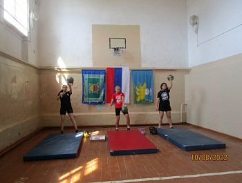 Казак Нязепетровска учит детей гиревому спорту 