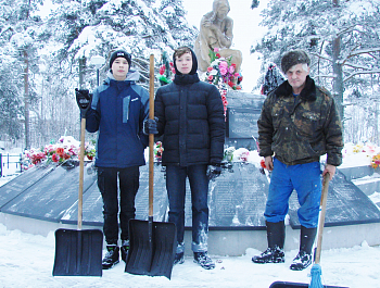 Представители Оренбургского казачьего войска провели уборку на воинском захоронении в Карелии