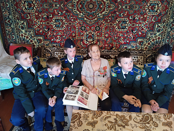 В Челябинской области казачата поздравили ветерана на дому