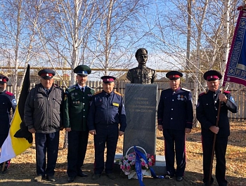 Память: В Оренбургской области казаки открыли памятник «победителю Чапаева»