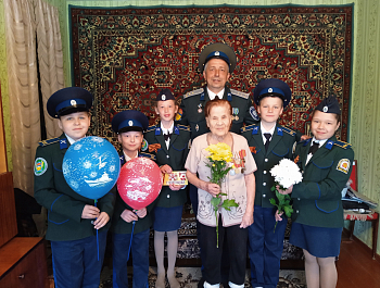 В Челябинской области казачата поздравили ветерана на дому