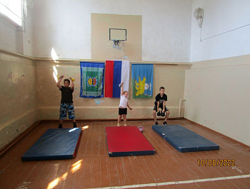 Казак Нязепетровска учит детей гиревому спорту 